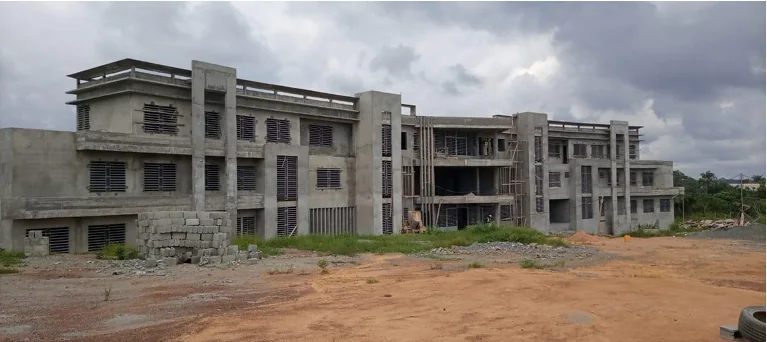 Vue large du chantier de l'Hôtel de Ville d'Édéa