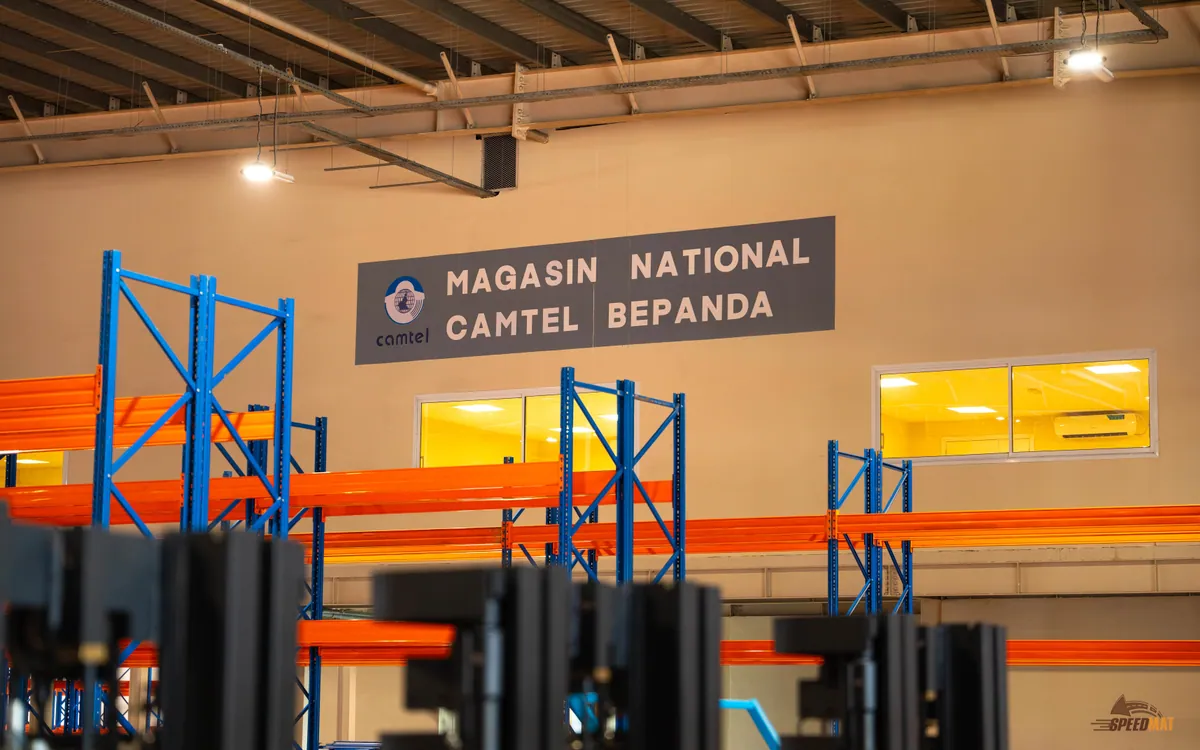 Panneau Magasin National CAMTEL Bépanda dans l'entrepôt