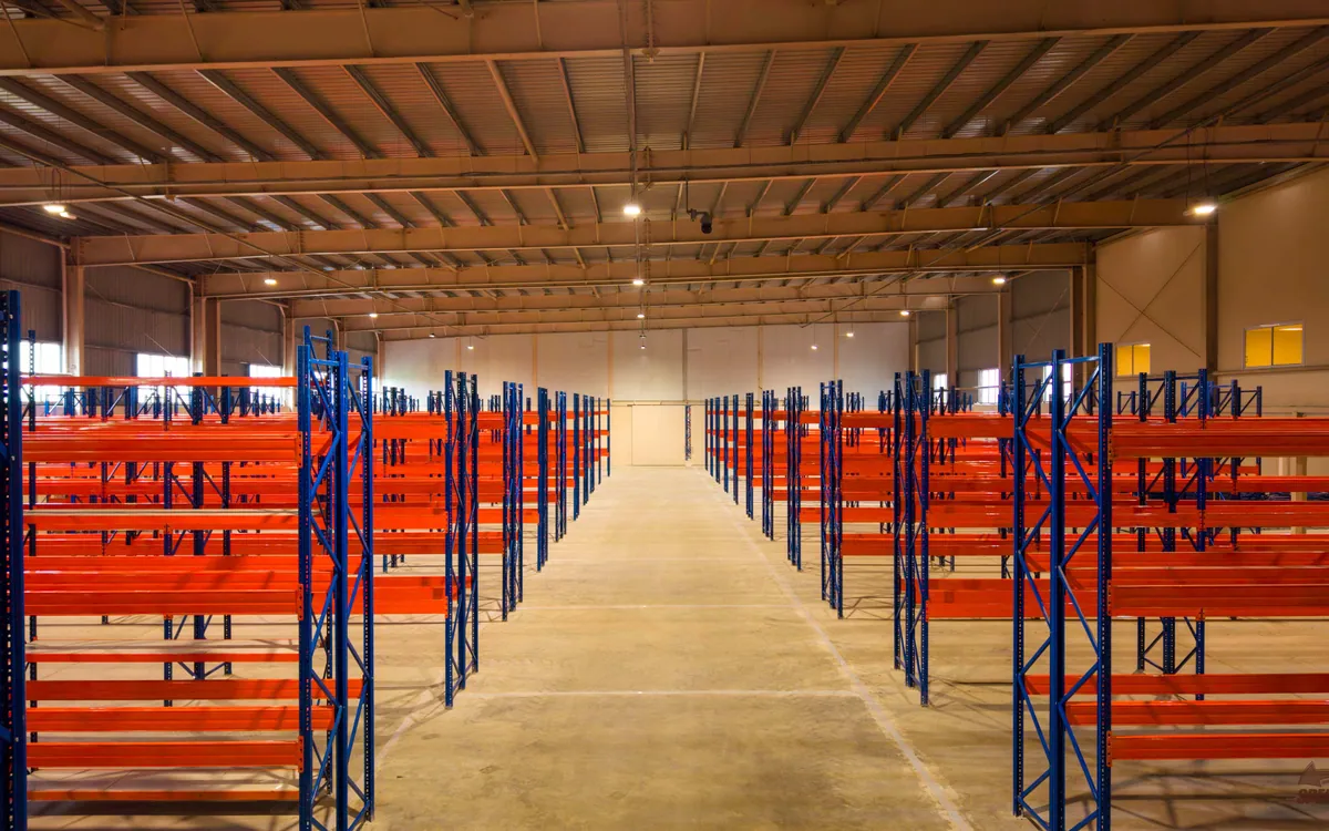 Allées de racks dans l'entrepôt CAMTEL Bépanda
